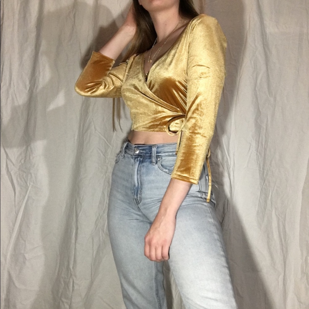 💛GOLD VELVET WRAP TOP💛
